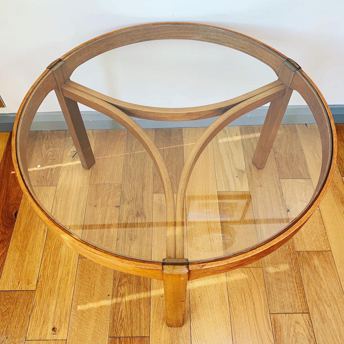 RetroVintageInt's tweet photo. 💷 For Sale 💳 MCM Nathan Trinity Coffee Table with Nest of tables underneath.

See https://t.co/Y3ho0U75Cr for details or DM us. 
Diameter 82cm x height 50cm.

#midcenturycoffeetable
#midcenturyfurniture 
#nathantrinity 
#nathanfurniture 
#glasstoppedcoffeetable 
#nestoftables https://t.co/OmGQKoOPjC