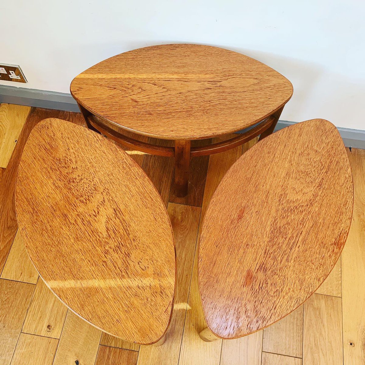 RetroVintageInt's tweet photo. 💷 For Sale 💳 MCM Nathan Trinity Coffee Table with Nest of tables underneath.

See https://t.co/Y3ho0U75Cr for details or DM us. 
Diameter 82cm x height 50cm.

#midcenturycoffeetable
#midcenturyfurniture 
#nathantrinity 
#nathanfurniture 
#glasstoppedcoffeetable 
#nestoftables https://t.co/OmGQKoOPjC