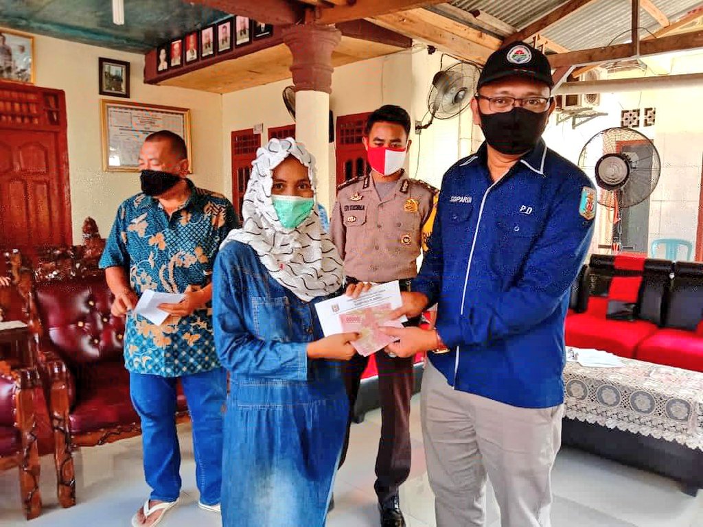 tiyuh_rumbih's tweet photo. Kampung Rumbih, Kecamatan Pakuan Ratu, Kabupaten Way Kanan, Lampung merealisasikan BLT-DD kepada 157 kepala keluarga, Sabtu 16/05/2020.

@KemenDesa @Adipati3996

#TiyuhRumbi #KabarWayKanan #BLTDanaDesa #WayKanan #RamikRagom #WayKananCekalCorona https://t.co/tVbrpQhxez https://t.co/FFQjHo1xtR