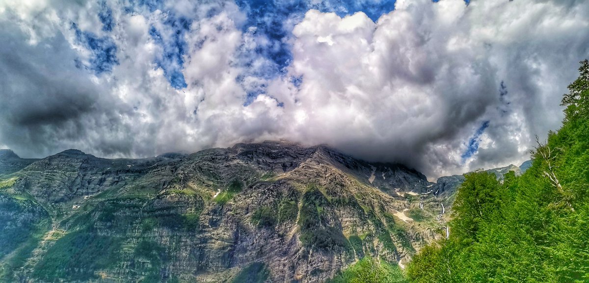 LinZeSp's tweet photo. Por muy tapado
que esté
el cielo,
al final
las nubes
se van...
Y el sol aparece
inundando todo
de alegría...

(ver foto girando el móvil) https://t.co/4bPTSaSABe