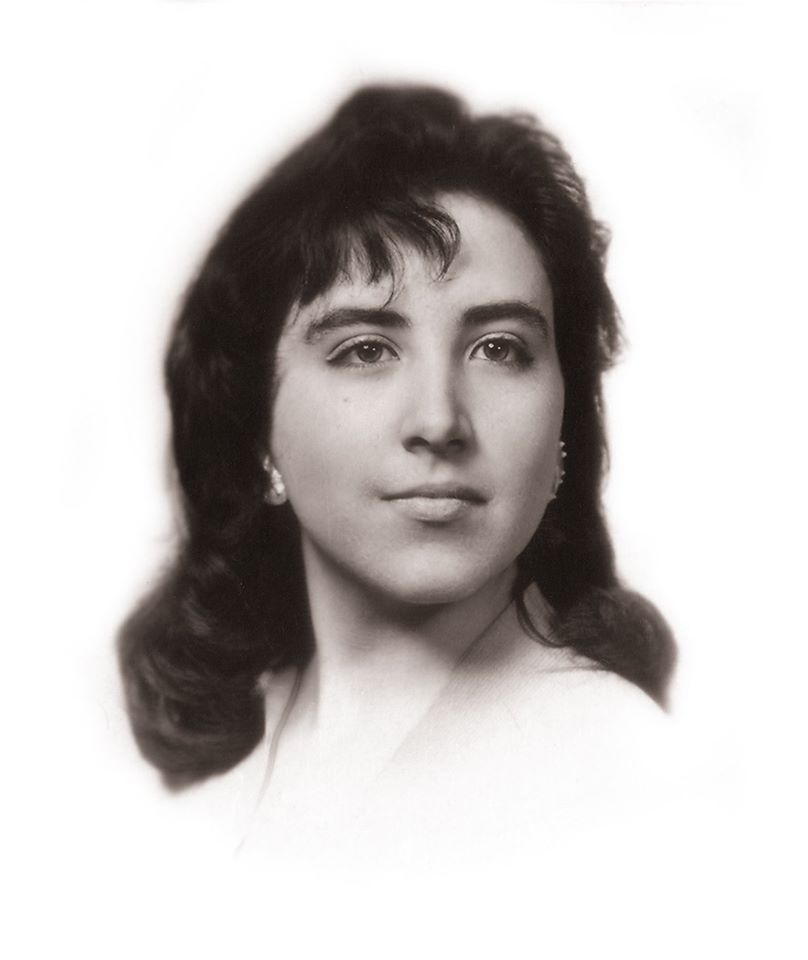 El 19 de mayo de 1937 nacía Luzmaría Jiménez Faro.
Hoy publicamos esta foto suya de juventud. Seguramente todavía ni ella imaginaba lo importante que iba a ser para la literatura escrita por mujeres. No imaginaba que fundaría Ediciones Torremozas, que publicaría ... 

👇HILO👇