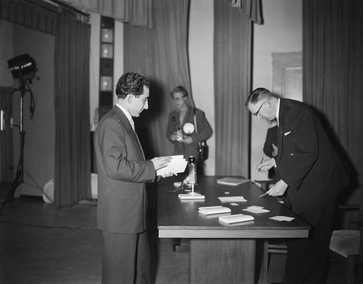 dgriffinchess's tweet image. Amsterdam, 26th March 1956. At the drawing of lots for the FIDE Candidates' tournament - Vasily Smyslov, Tigran Petrosian, Paul Keres & Boris Spassky.
(Photos: H. Behrens / ANEFO, via nationaalarchief.nl.) #chess