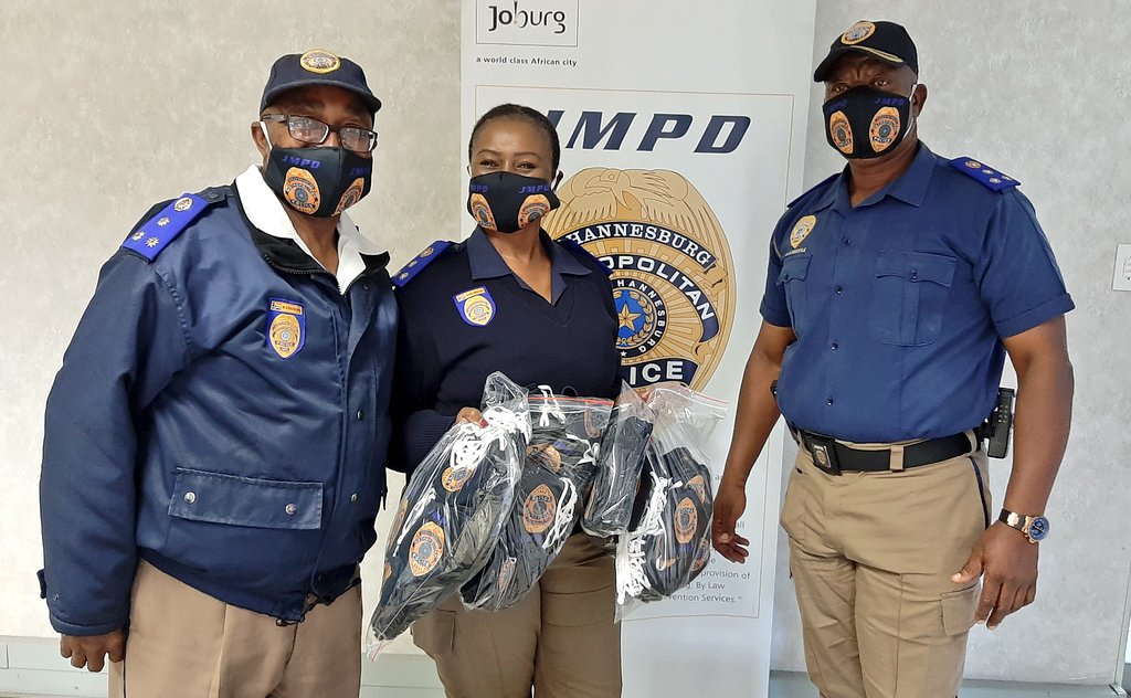 JoburgMPD's tweet photo. As #Covid_19 cases increase, precautionary measures are important in ensuring that our #JMPD officers have proper &amp; sufficient cloth face masks. Gratitude goes to Motorola Solutions South Africa @MotSolsEMEA/
@MotSolsSSA who have donated 
15 000x double branded 3x ply face masks. https://t.co/hDuhabrPv7