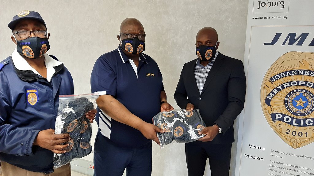 JoburgMPD's tweet photo. As #Covid_19 cases increase, precautionary measures are important in ensuring that our #JMPD officers have proper &amp; sufficient cloth face masks. Gratitude goes to Motorola Solutions South Africa @MotSolsEMEA/
@MotSolsSSA who have donated 
15 000x double branded 3x ply face masks. https://t.co/hDuhabrPv7