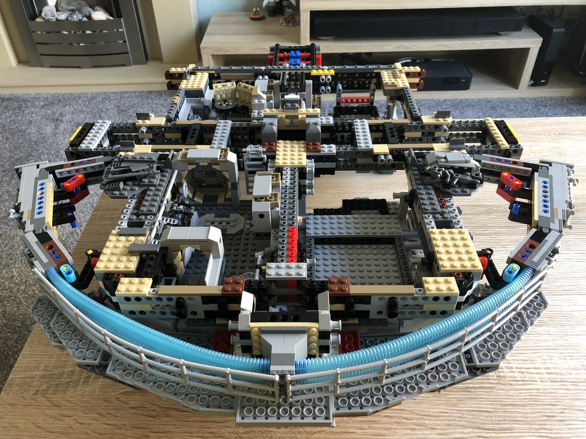 whiskeyrich's tweet photo. Bag 5 done... #Lego #StarWars #UCSMilleniumFalcon https://t.co/d6Q2v6v6h9