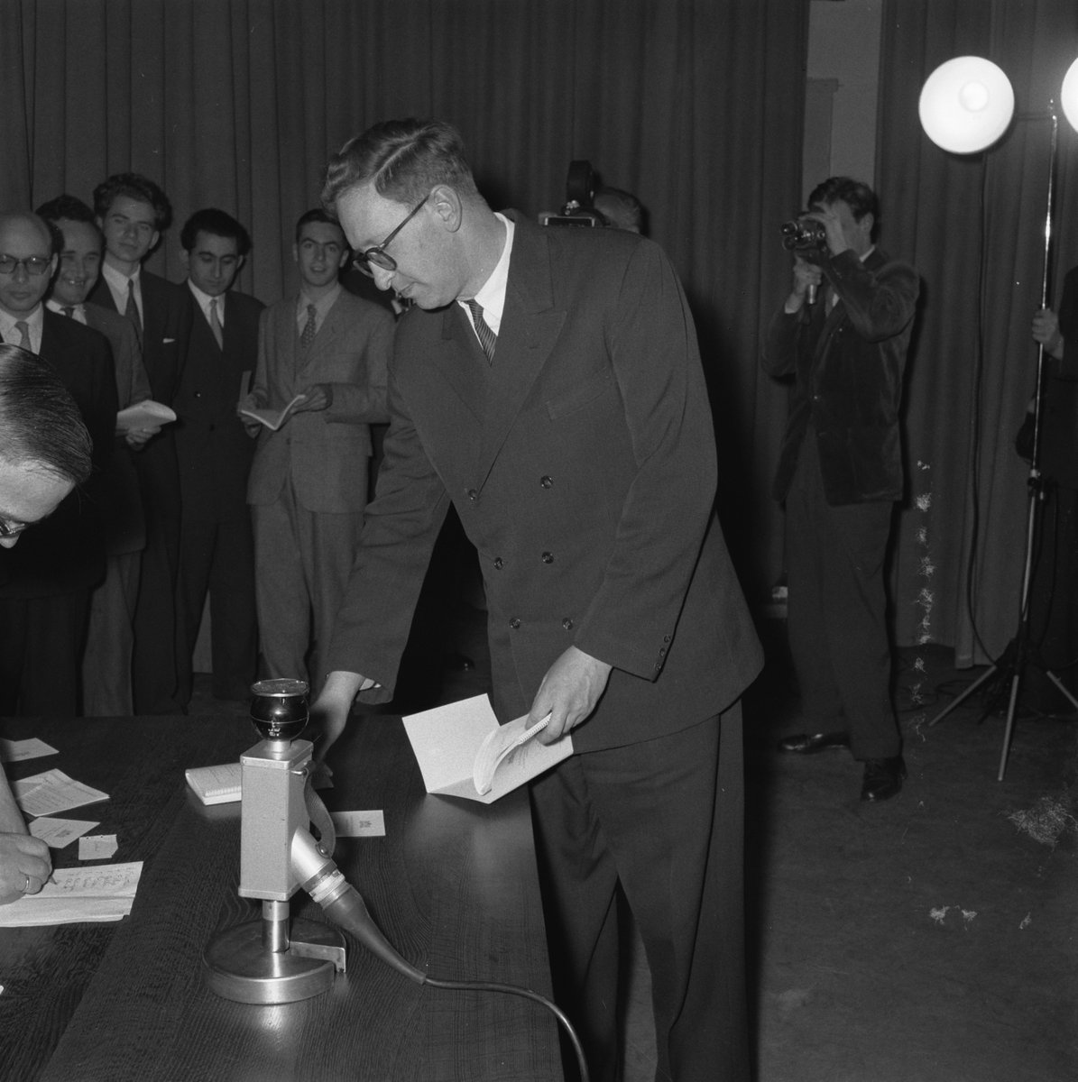 dgriffinchess's tweet image. Amsterdam, 26th March 1956. At the drawing of lots for the FIDE Candidates' tournament - Vasily Smyslov, Tigran Petrosian, Paul Keres & Boris Spassky.
(Photos: H. Behrens / ANEFO, via nationaalarchief.nl.) #chess