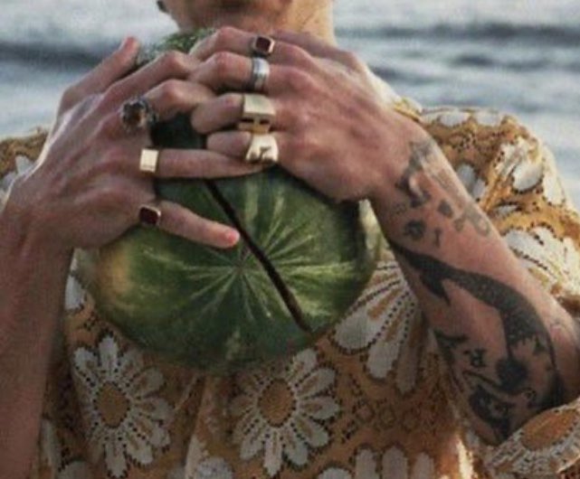 harry's hands (@hesnhands) on Twitter photo 