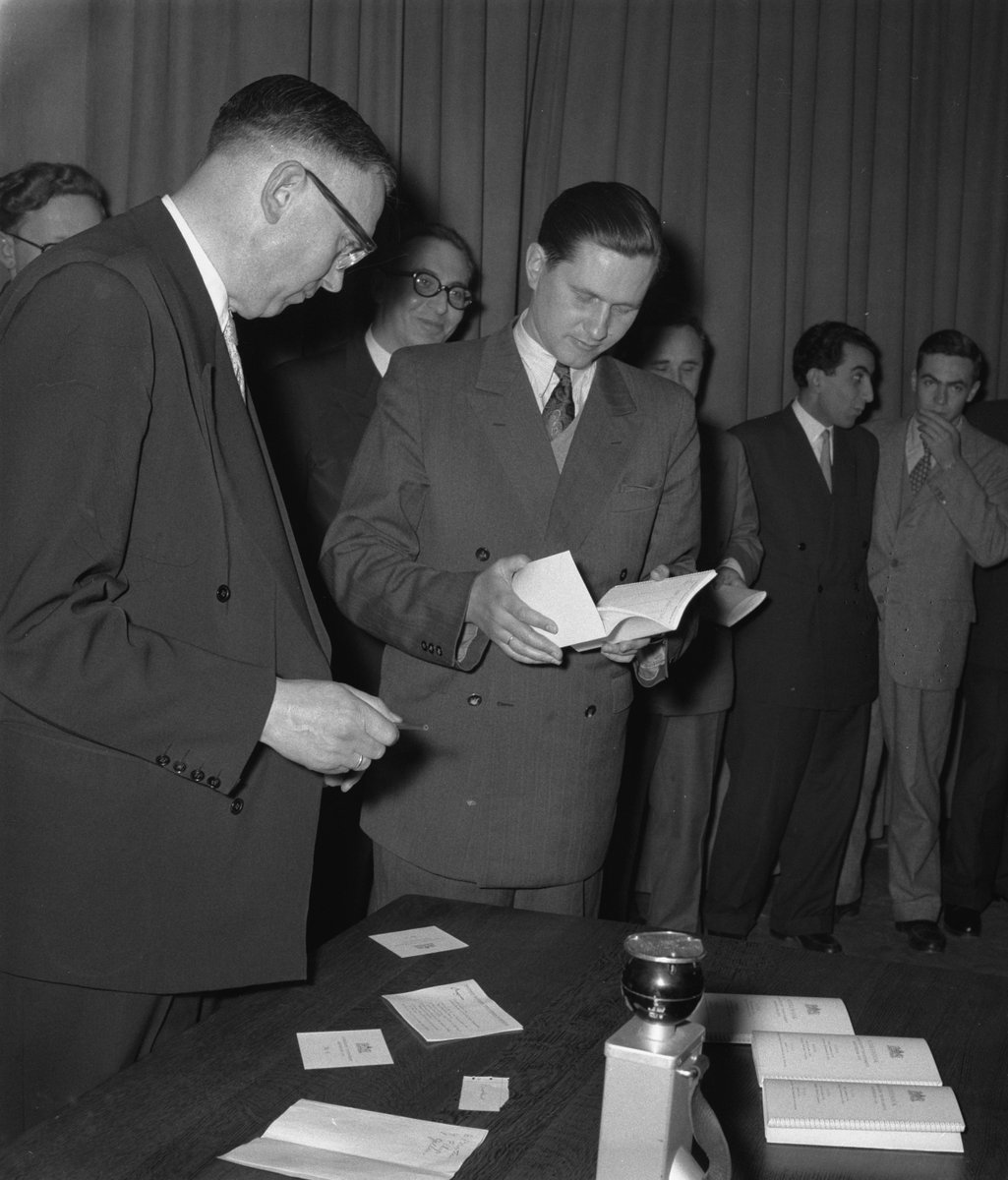 dgriffinchess's tweet image. Amsterdam, 26th March 1956. At the drawing of lots for the FIDE Candidates' tournament - Vasily Smyslov, Tigran Petrosian, Paul Keres & Boris Spassky.
(Photos: H. Behrens / ANEFO, via nationaalarchief.nl.) #chess