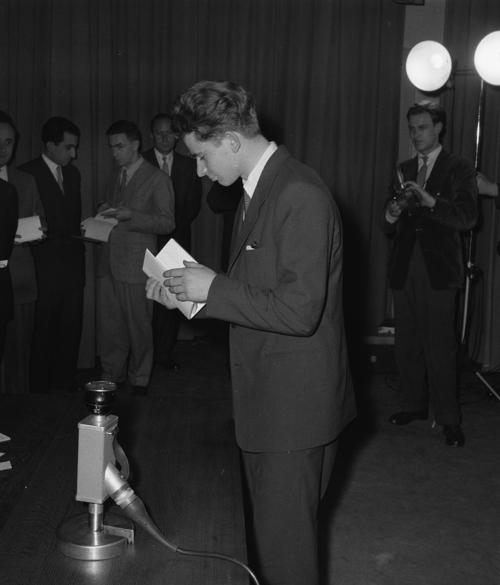 dgriffinchess's tweet image. Amsterdam, 26th March 1956. At the drawing of lots for the FIDE Candidates' tournament - Vasily Smyslov, Tigran Petrosian, Paul Keres & Boris Spassky.
(Photos: H. Behrens / ANEFO, via nationaalarchief.nl.) #chess