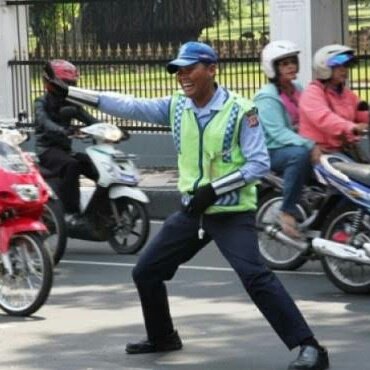 Lekukan tersaji indah, dalam lukisan wajah. Tercipta nuansa dan daya tarik bergairah, cerah, terpancar, menutup gerah.
Sematkan semangat, upaya sambil berserah,
ya, tersenyumlah.