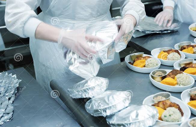 that it could retain its temperature 4 a longer time. Imagine serving a lot of people on board, if care isn’t taken, the last set of people to get food receives cold meal.Food prepared on ground, is made in a way to taste excellently good before the flight takes off,4/n