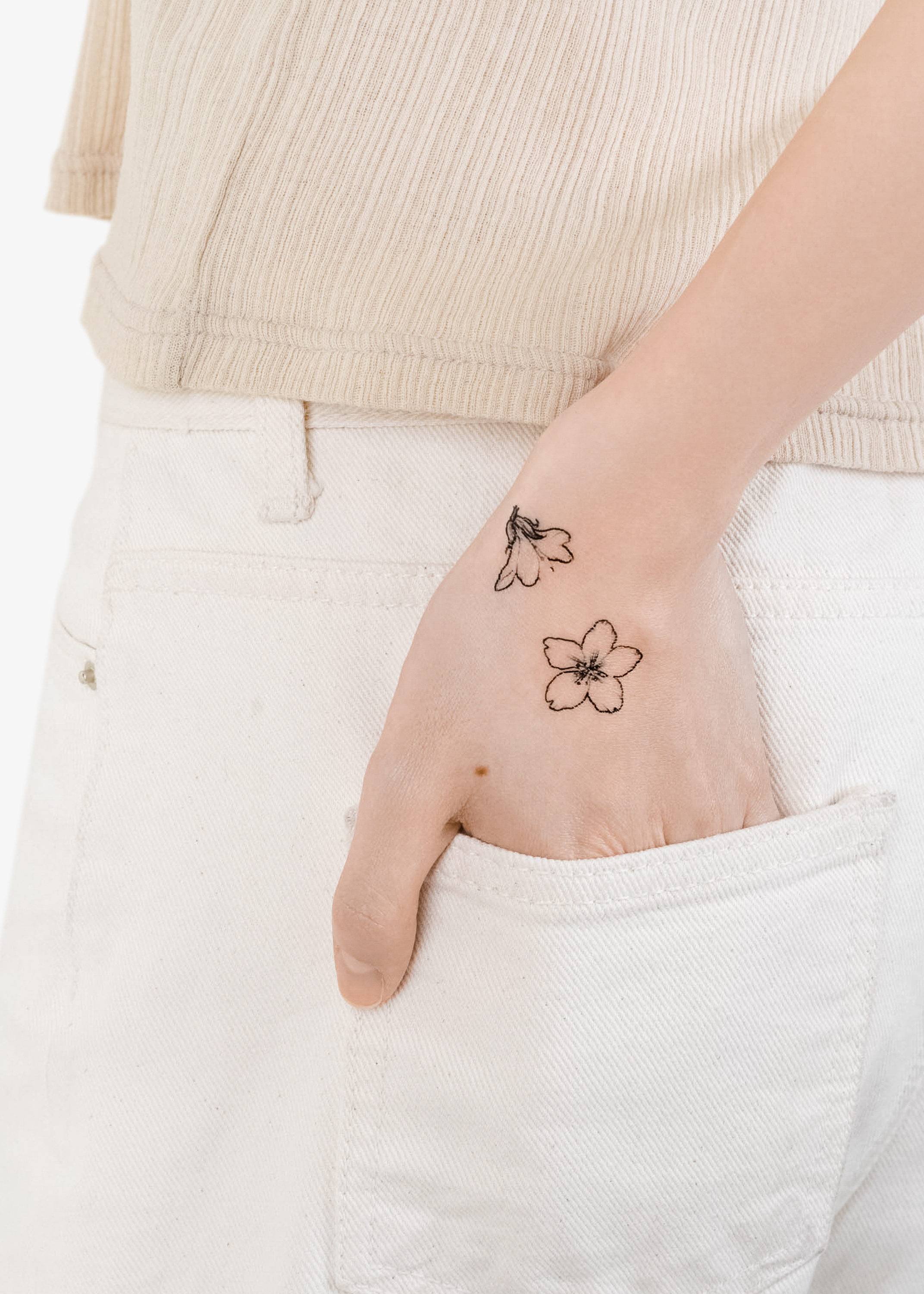 インスタントタトゥージャパン Instant Tattoo 在 Twitter 上 Spring Collection Sakura Petal サクラ ペタル 美しく舞い散る桜の花びらをモノトーンでデザインしたタトゥー 手首や耳の後ろに忍ばせて落ち着く色合いの服を着れば ナチュラルに花の香りを漂わせられる