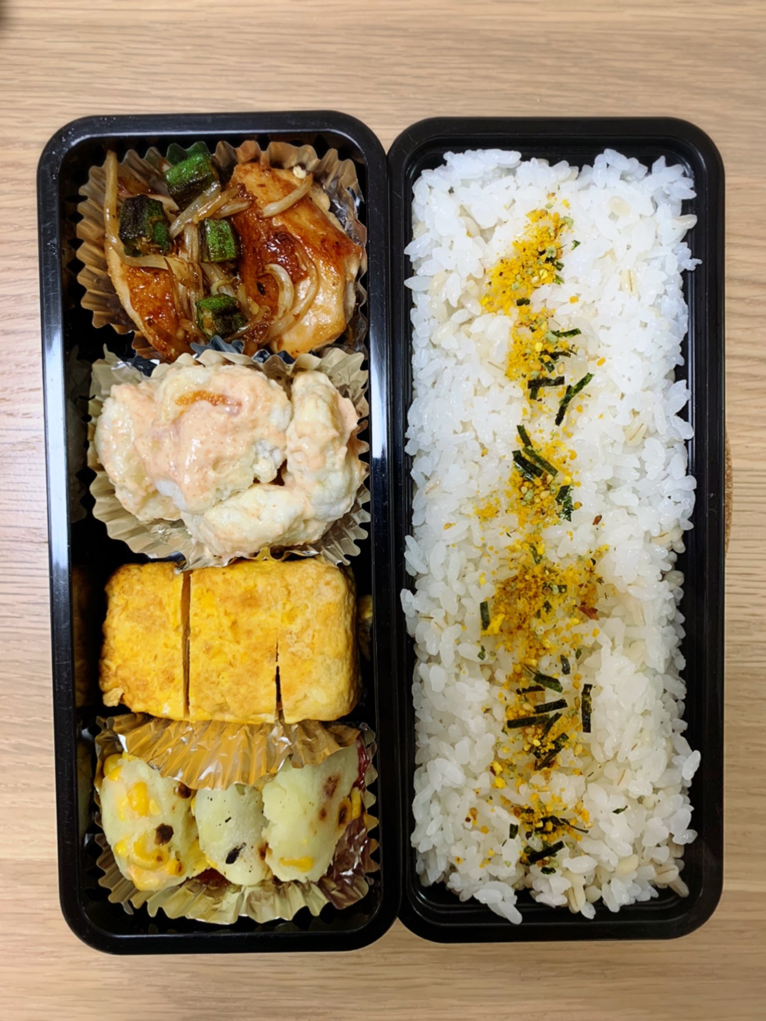 ひろこ 弁当記録 鶏モモ オクラ もやしの焼肉ダレ炒め はんぺんの明太マヨ和え 出汁巻卵 じゃがいもコーン 下にケチャップ仕込 コミックエッセイ エッセイ漫画 イラストエッセイ 作り置き おうち時間 おうちカフェ レシピ ズボラ主婦 ズボラ飯