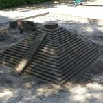 これは才能の無駄遣い!公園にとんでもない作品を作る猛者現る!