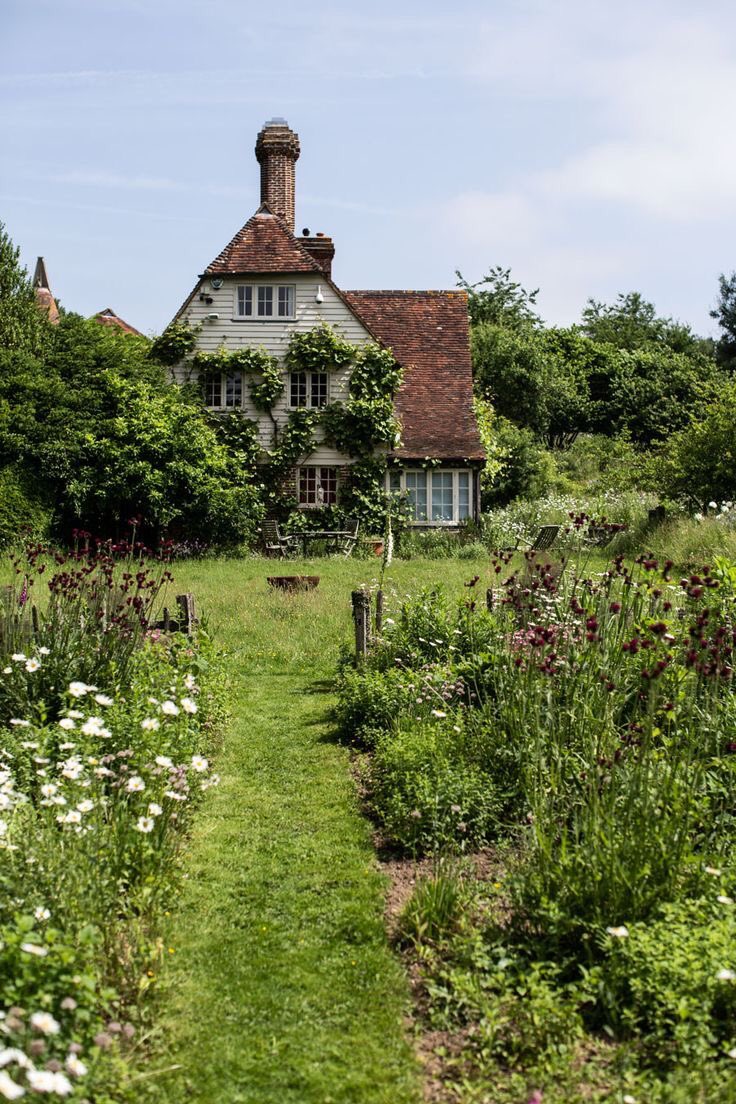 couturebiatch's tweet photo. dreamy houses that i would love to live in🧚🏼‍♀️ https://t.co/hE9OjKHpHE