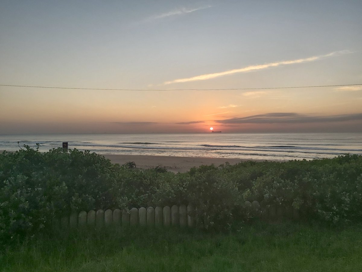 Meeschal's tweet photo. 🌞🌊 https://t.co/f2xDXX67Rp