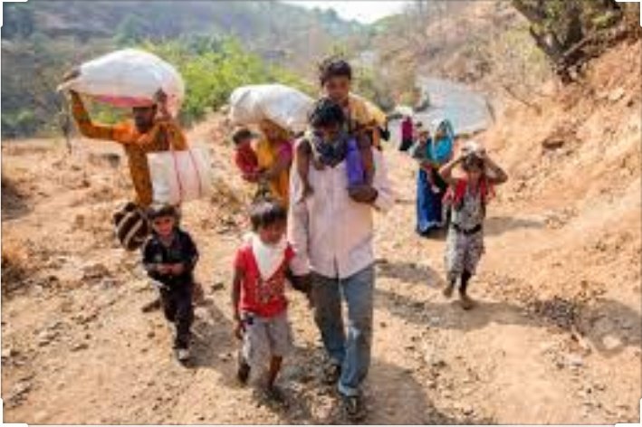kausar_nargis's tweet photo. Will PM Modi anounce any #Padmbhushan to these
#PoorLabours #PaidalMigrants for crossing miles in
#CoronaPandemic.
Fear of infection is smaller for them than that of Fear of #HungerPandemic https://t.co/V31XWDsyFw