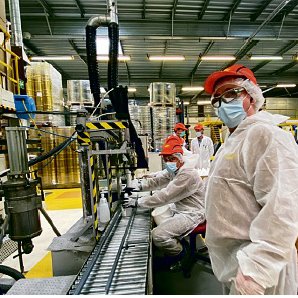CHBU1's tweet photo. A lire dans @usinenouvelle : @Aximum_Officiel, filiale de @GroupeColas, se mobilise pour produire une solution hydroalcoolique dans son usine de Noyon (Oise), habituellement dédiée à l’élaboration de peinture de marquage routier. #COVID__19 #BouyguesDD https://t.co/HzaPBYCI8W https://t.co/3RquHZOOxY