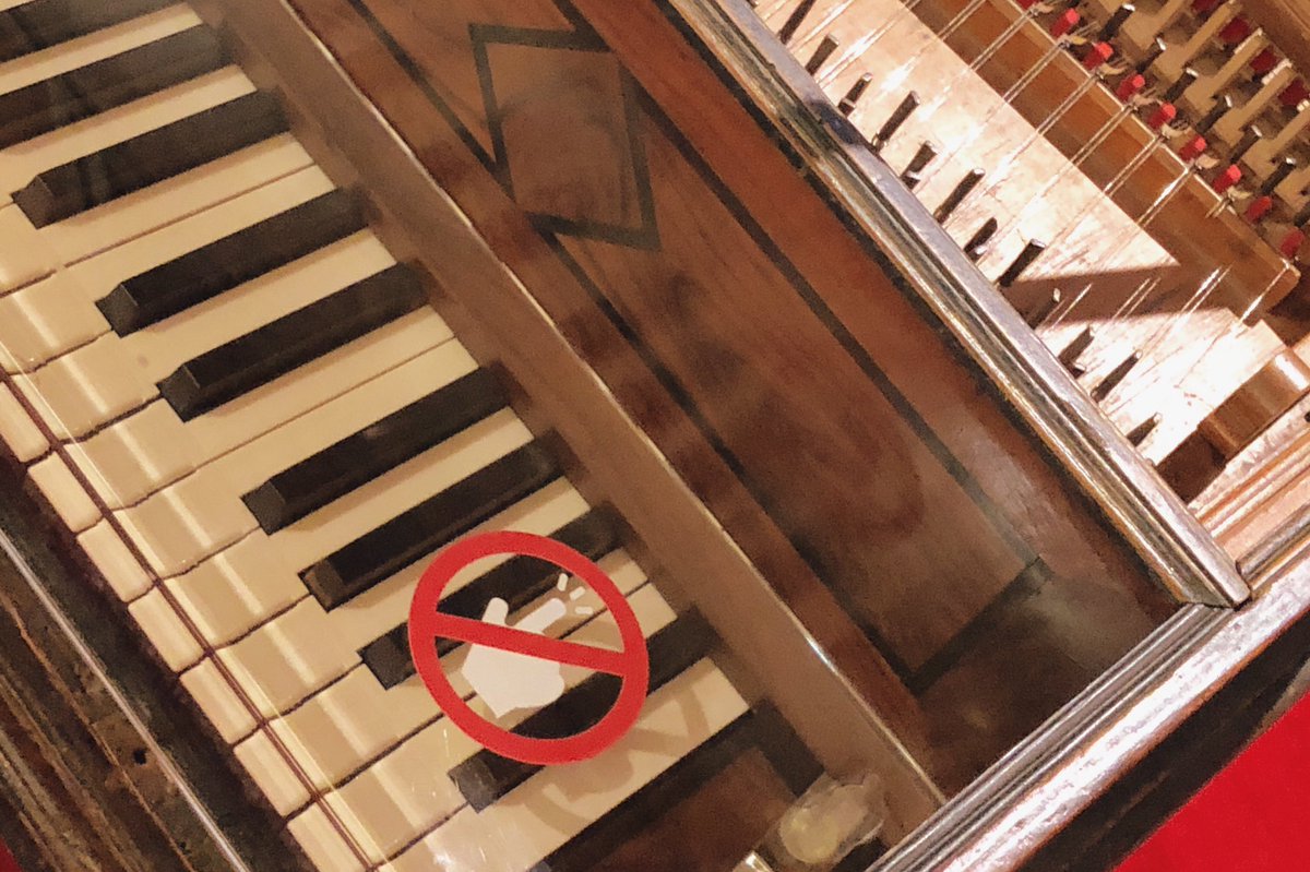 museumusicabcn's tweet photo. Li donem la volta al “no tocar”? La música és patrimoni cultural #intangible i, ara que durant un temps potser no podrem gaudir de la part interactiva del museu, hem pensat en com es pot fer música sense tocar instruments musicals amb les mans, va un #filmusical 👇🏽 https://t.co/r5kbmFJlfk