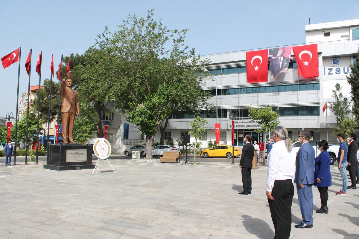 19 Mayıs Atatürk'ü Anma, Gençlik ve Spor Bayramı kutlaması Çelenk Sunma Töreninin ardından  sona ermiştir. 
🇹🇷🇹🇷🇹🇷🇹🇷🇹🇷🇹🇷🇹🇷🇹🇷🇹🇷🇹🇷🇹🇷🇹🇷🇹🇷
<a href="/kasapoglu/">Dr. Mehmet Kasapoğlu</a> <a href="/mehbaykan/">Mehmet Baykan</a>  <a href="/NuammerUslu/">Nüammer USLU</a> @Izmir_GHSIM <a href="/BLL__YILDIRIM/">𝓑𝓲𝓵𝓪𝓵 𝓨𝓘𝓛𝓓𝓘𝓡𝓘𝓜</a>  <a href="/GHSIM_Buca/">Buca Gençlik ve Spor İlçe Müdürlüğü</a>