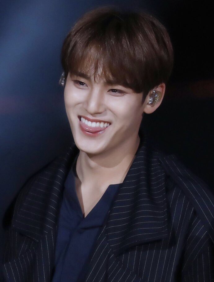 ❥ whenever he smiles with his fangs showing 