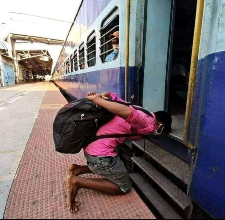 ट्रेन की दहलीज़ चूमते इस मज़दूर की तड़प और व्यथा का अंदाज़ा, आप और हम नहीं लगा सकते...