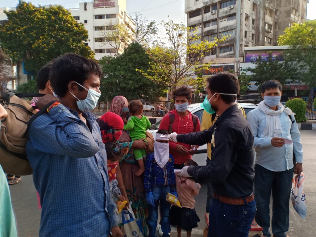કૉંગ્રેસ અધ્યક્ષા આદરણીય સોનિયા ગાંધીના આહવાન પર સંકટના સમયે સુરત જિલ્લા કોંગ્રેસ પ્રમુખ જગદિશ પટેલ,સુરત જિલ્લા કોંગ્રેસ સોશિયલ મિડીયા પ્રમુખ જયવિરસિંહ ધ્વારા ઉત્તરપ્રદેશના શ્રમિકોને ટ્રેન ભાડાની મદદ કરી સુરતથી એમના વતન પહોચાડવામા આવ્યા.

#कांग्रेस_के_सिपाही