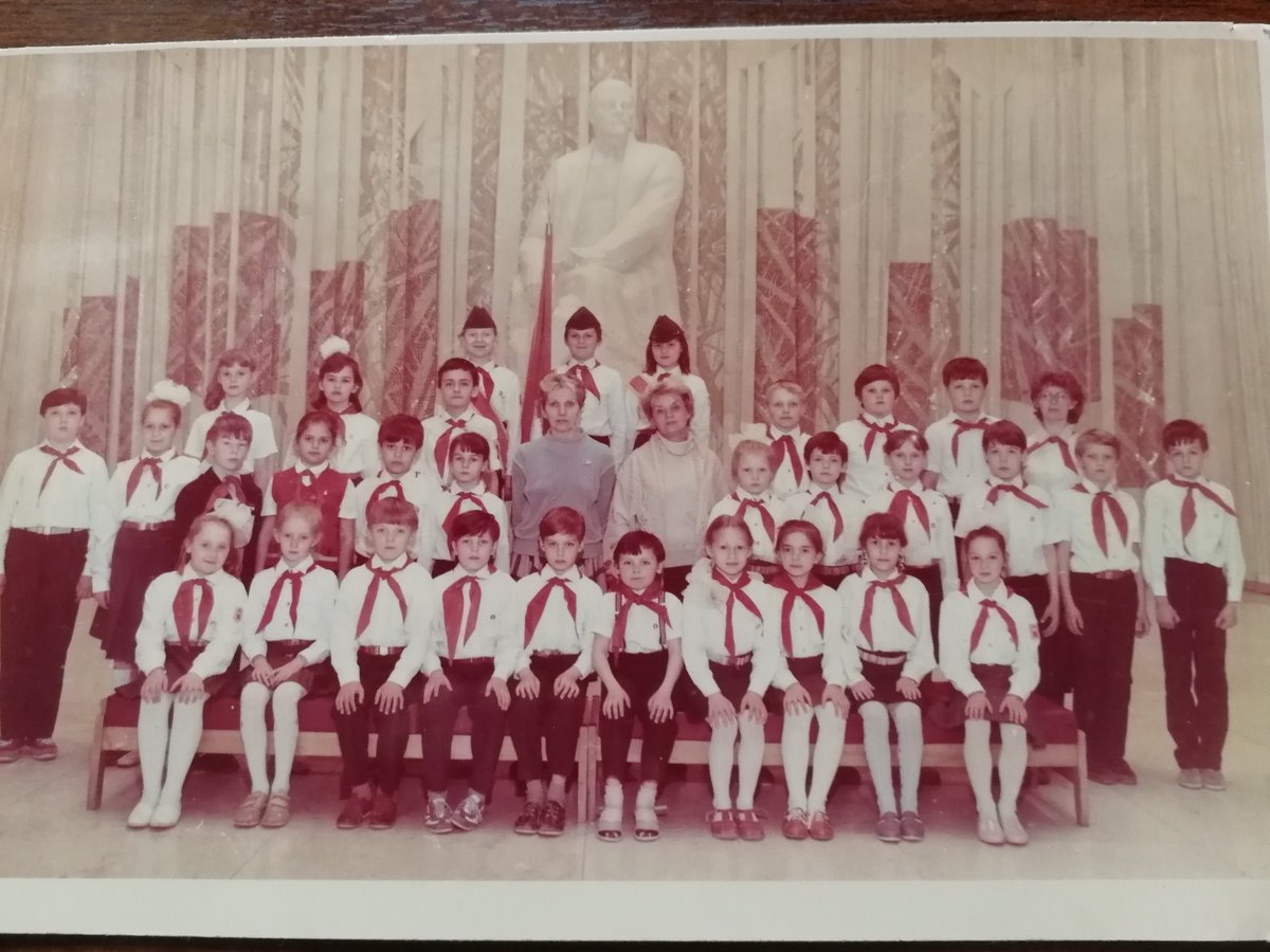 Последние из магикан. 19 мая 1992 г. - прием в пионеры учащихся 5 класса 1-ой школы-гимназии.
Это был последний или предпоследний год существования пионерской организации. И стихи уже  наши дети не читали:
"Как повяжешь галстук - береги его
Он ведь с нашим знаменем цвета одного".