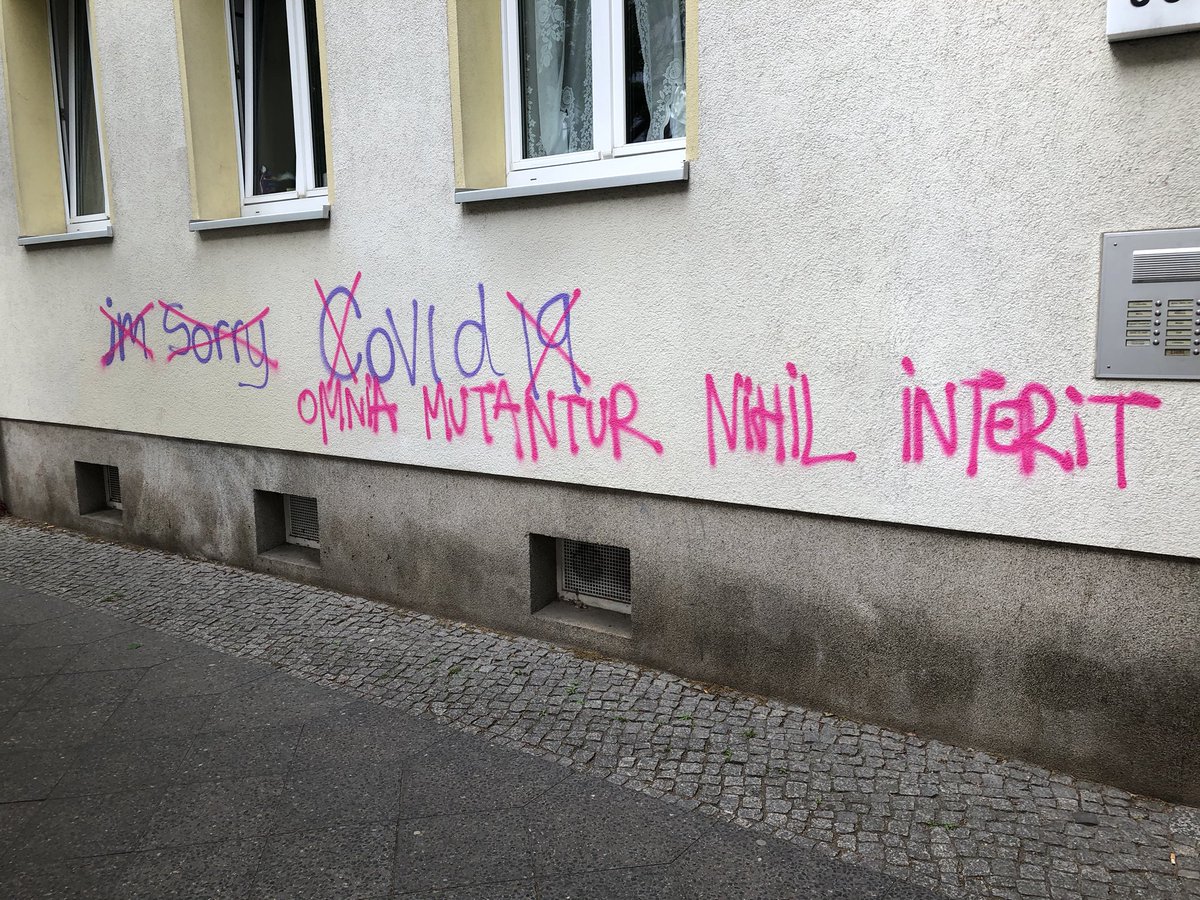 Strack_C's tweet photo. Ach #Berlin,eine so klassisch gebildete Stadt...

Seit ca 5 Wochen stand an dem Haus der Bergstraße das Graffiti „I‘m sorry Covid19“. 

Am Wochenende unbekannte Hand, aus #Covid wird #Ovid. 

OMNIA MUTANTUR NIHIL INTERIT

ALLES WANDELT SICH, NICHTS VERGEHT 

Das ist großes Kino. https://t.co/69le0x1pI6