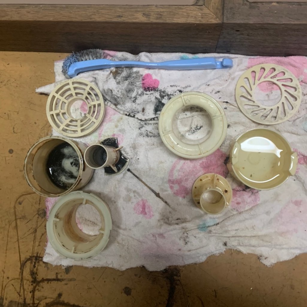 ひろひろ 排水管高圧洗浄スタッフです در توییتر 洗濯機下から水の溢れ 洗濯機がエラー表示で動かない等は排水口つまりによるケースが多く原因は掃除不足です 洗濯排水は衣類の垢や泥 毛髪 糸くずなどで濁りかなり汚れており それらがドブ臭いヘドロ状の汚れ