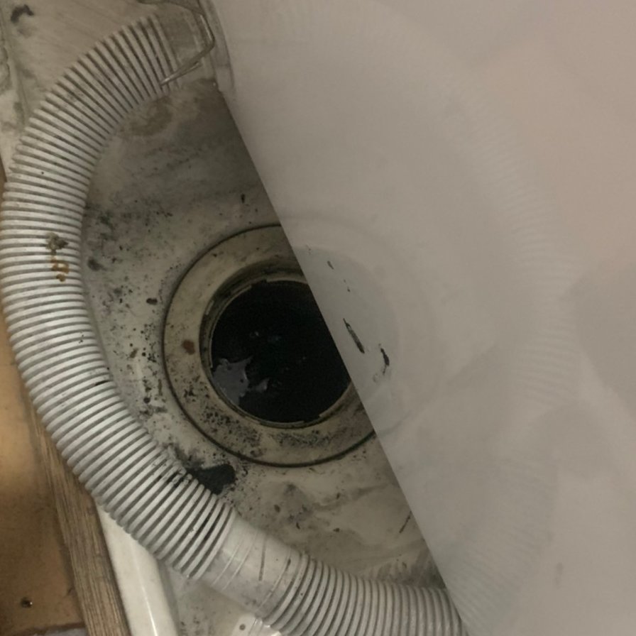 ひろひろ 排水管高圧洗浄スタッフです 洗濯機下から水の溢れ 洗濯機がエラー表示で動かない等は排水口つまりによるケースが多く原因は掃除不足です 洗濯排水は衣類の垢や泥 毛髪 糸くずなどで濁りかなり汚れており それらがドブ臭いヘドロ状の汚れ