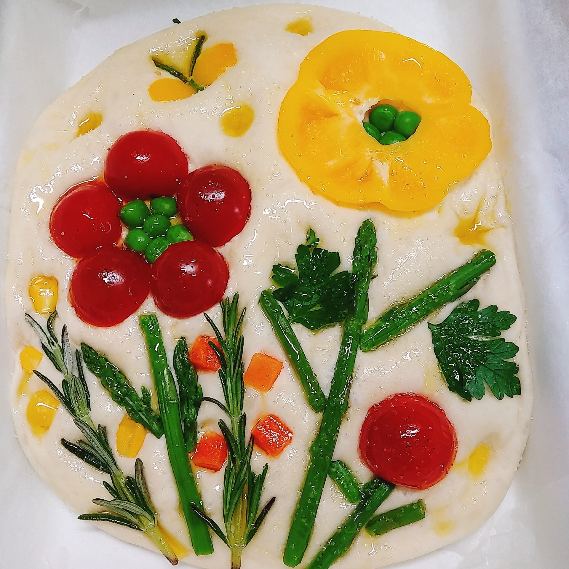 こっと A Twitter Snsで見て作りたかったお花のフォカッチャを作りました フォカッチャははらぺこ食堂 なお さん Goliba7 のレシピです パプリカ ミニトマト アスパラガス ミックスベジタブル ローズマリー イタリアンパセリを使って花にして