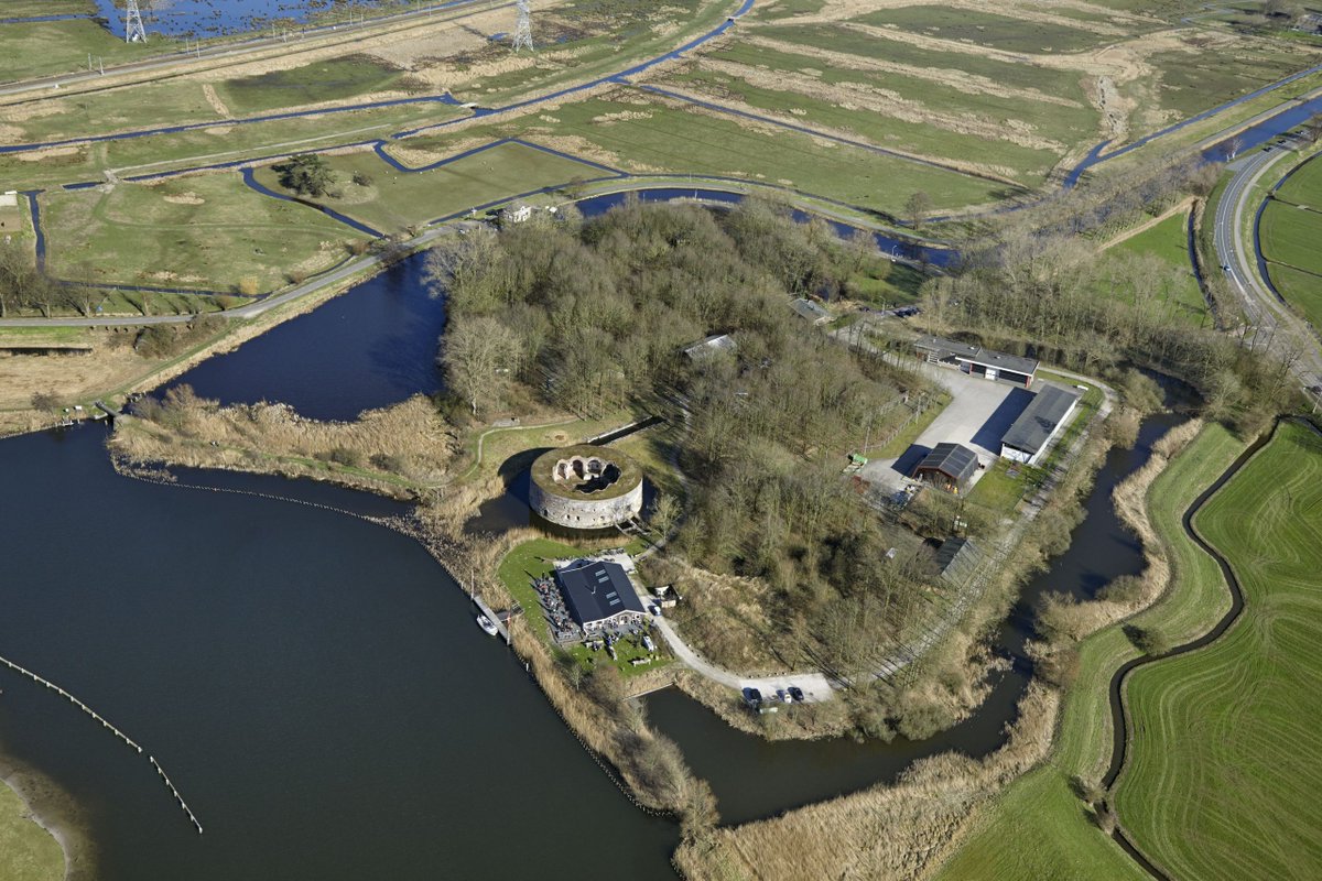waterliniesNL's tweet image. De forten, vestingen en verdedigingswerken van de @StellingvanAms zijn niet alleen prachtig cultureel erfgoed, maar de omgeving is ook nog eens fantastisch mooi. Vanuit de lucht kun je dat extra goed zien. bit.ly/3bMIGr4 #stellingvanamsterdam #roundme #360graden