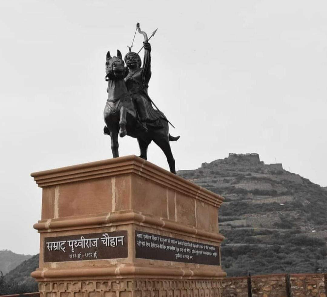 चार बांस चौबीस गज, अंगुल अष्ट प्रमाण।
ता ऊपर सुलतान है, मत चुको चौहान।।

पराक्रम और वीरता के बल पर भारतवर्ष को गौरवान्वित करने वाले हिन्दू सम्राट क्षत्रिय शिरोमणि पृथ्वीराज चौहान जी की जयंती पर उन्हें शत्-शत् नमन। 
#rajputsamratprithvirajchauhan
