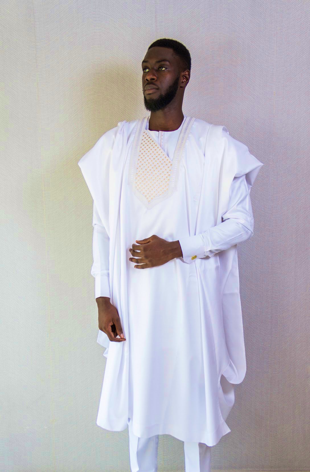 COVA on X Grand boubou tradi moderne 3 pieces avec broderie. Pantalon classique sans passant et avec cordon de serrage. Modele allopassane creso. Mode Korite blanc Cova Grand Boubou Royal top tradimod...