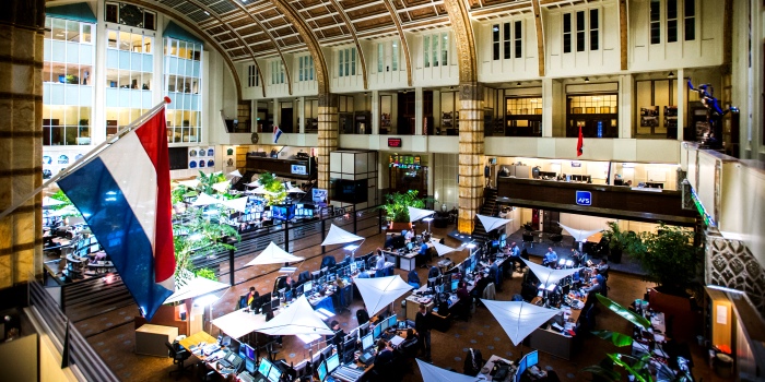 AEX verder omhoog door hoop vaccin. Koers NIBC 13% hoger: beleggers zien overname Blackstone weer zitten, nu NIBC bereid is toch dividend uit te keren -..