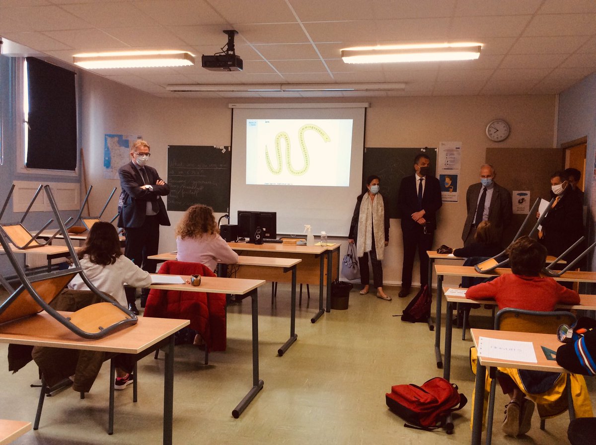 Prefecture50's tweet photo. [Rentrée scolaire] Au collège #Lavalley à #SaintLo, le directeur de l’établissement présente à Gérard Gavory, préfet de la Manche et Nathalie Vilaceque @dsden50, le dispositif mis en place pour garantir la sécurité des enfants, en présence de @MarcLefevreCD50, @FrancoisBriere5 https://t.co/WOpdwO6guF