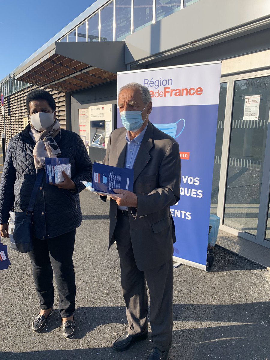 AVeyssiere's tweet photo. Depuis 7h30, nous sommes à la gare T11 de #Dugny- LaCourneuve pour une distribution gratuite de #masques de la région @iledefrance . Merci une nouvelle fois à @vpecresse.

Usagers des transports, n'oubliez pas de vous protéger et de protéger les autres! https://t.co/OAaj01fzKa