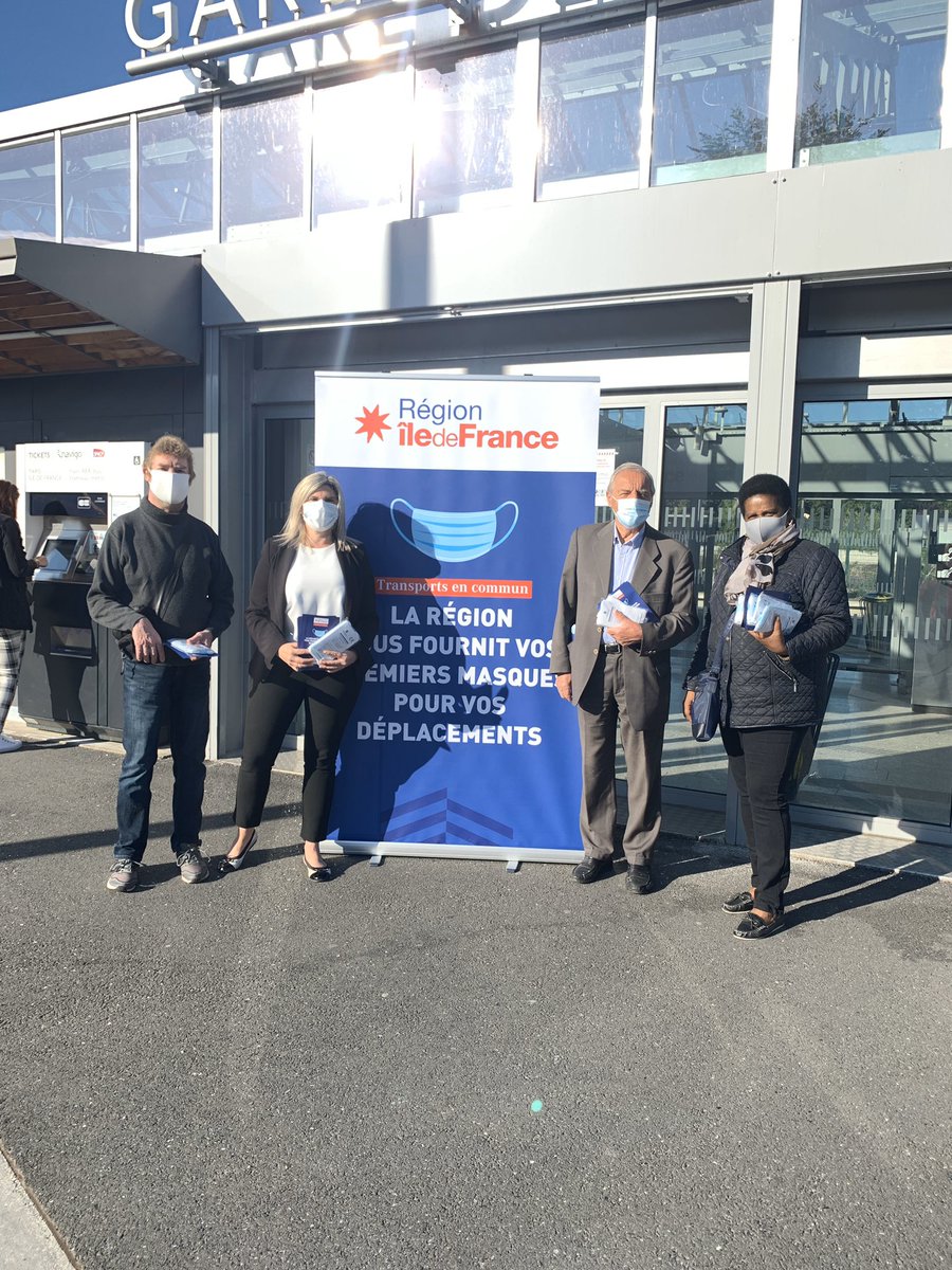 AVeyssiere's tweet photo. Depuis 7h30, nous sommes à la gare T11 de #Dugny- LaCourneuve pour une distribution gratuite de #masques de la région @iledefrance . Merci une nouvelle fois à @vpecresse.

Usagers des transports, n'oubliez pas de vous protéger et de protéger les autres! https://t.co/OAaj01fzKa