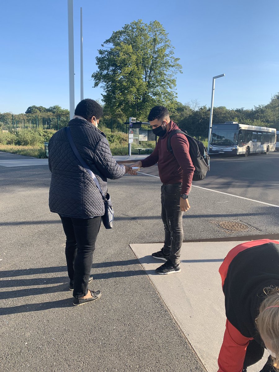 AVeyssiere's tweet photo. Depuis 7h30, nous sommes à la gare T11 de #Dugny- LaCourneuve pour une distribution gratuite de #masques de la région @iledefrance . Merci une nouvelle fois à @vpecresse.

Usagers des transports, n'oubliez pas de vous protéger et de protéger les autres! https://t.co/OAaj01fzKa