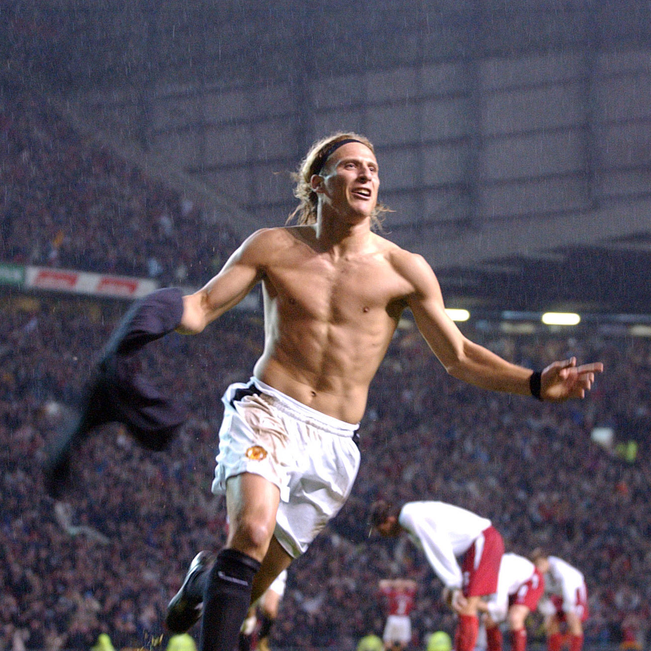 Happy Birthday to Diego Forlan. Throwback to him running around Old Trafford with his shirt off. True baller 