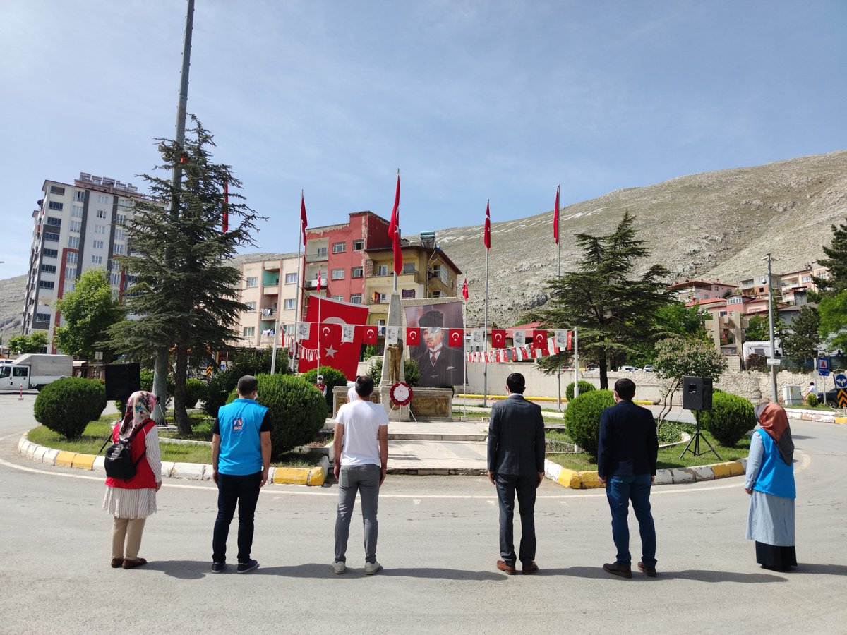 #19MAYIS Atatürk'ü Anma Gençlik ve Spor Bayramı resmi programımız, Atatürk Anıtına çelenk sunumu,saygı duruşu ve İstiklal Marşımızın  okunmasıyla gerçekleştirildi.