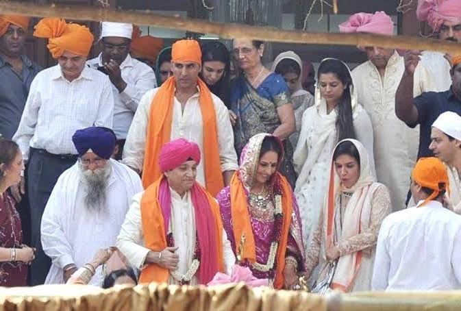 Onlinetadka's tweet photo. Throwback Picture from Akshay Kumar’s sister #alkabhatia wedding
#akshaykumar #akshay #akkifans #akshaykumarfans #throwback #throwback🔙 #throwbacktuesday #twinklekhanna https://t.co/hIBYWEN20n