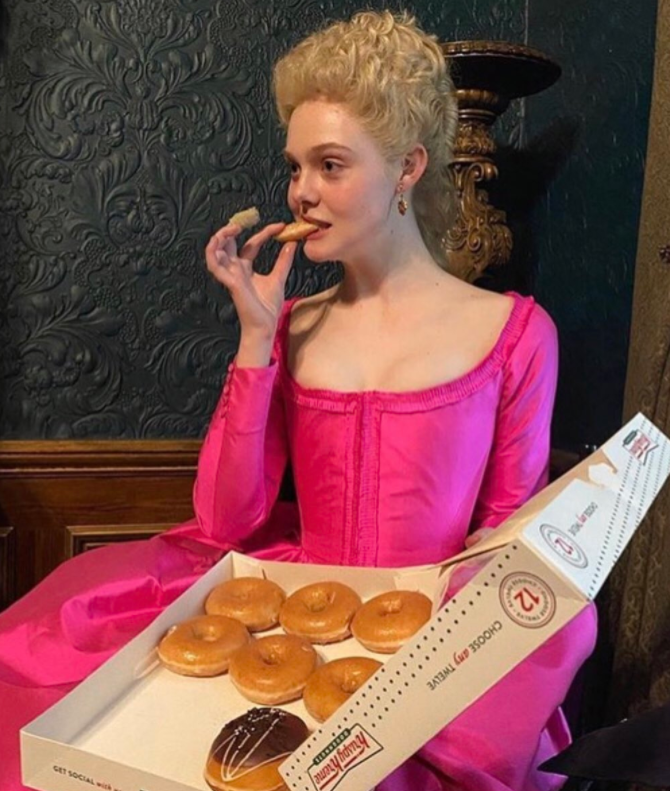 JennaGuillaume's tweet photo. My fave thing about period dramas (and I love many things about period dramas) is the behind the scenes photos https://t.co/NtAx5NM9Od
