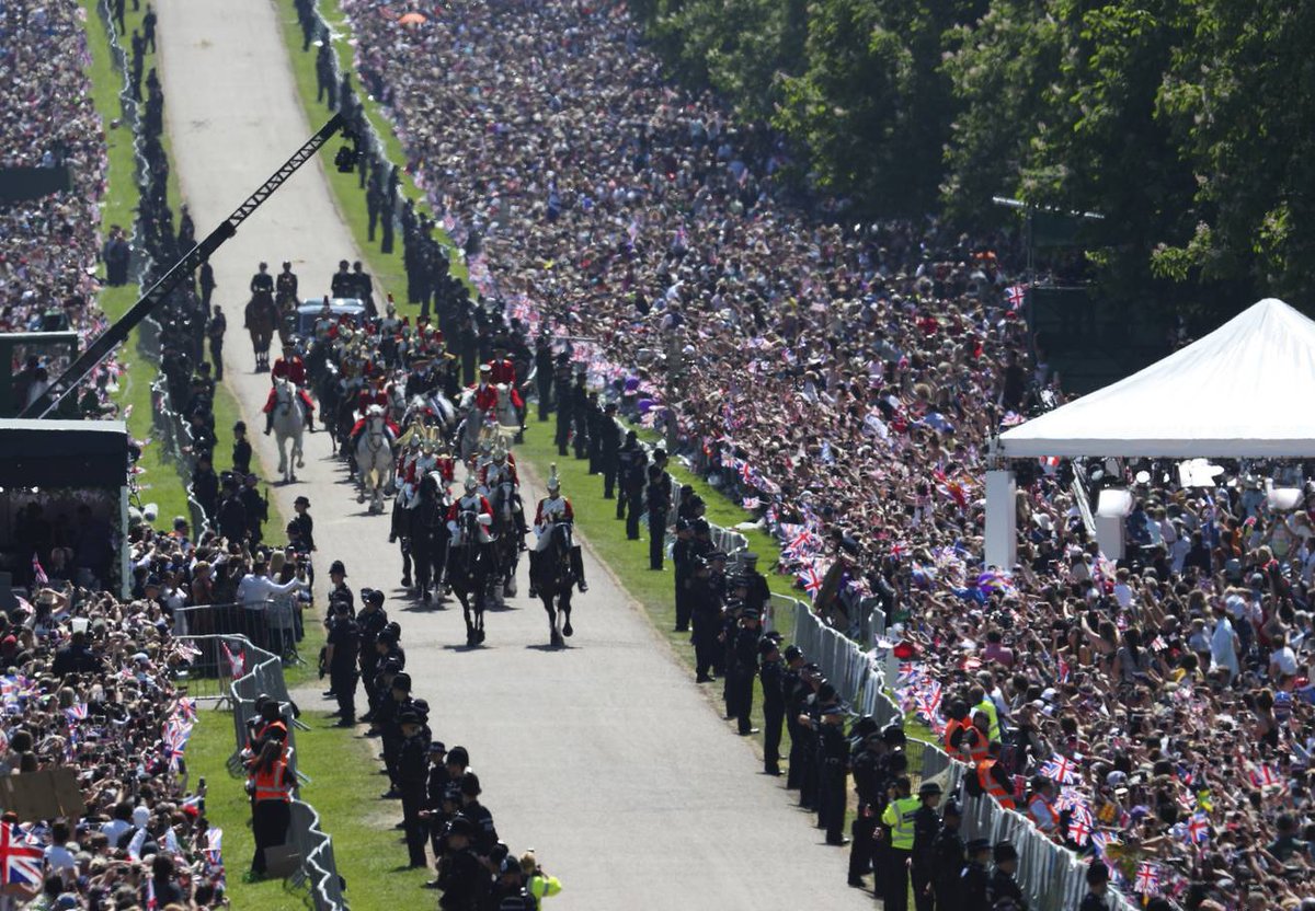 Look at the crowds... so many people gathered to celebrate Harry and Meghan. Another royal couple tried to recreate the same interest but failed...