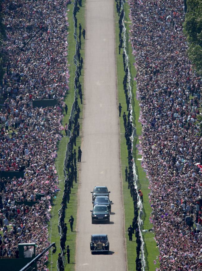 Look at the crowds... so many people gathered to celebrate Harry and Meghan. Another royal couple tried to recreate the same interest but failed...