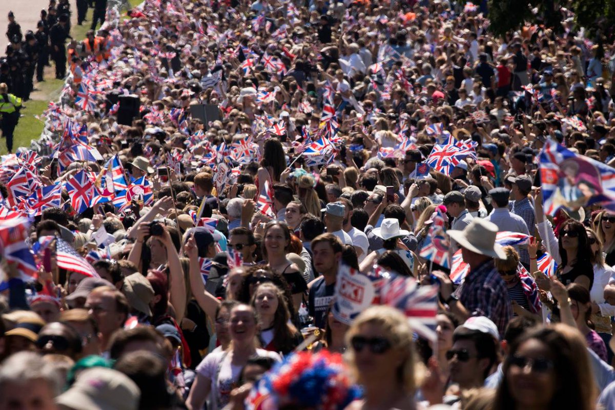 Look at the crowds... so many people gathered to celebrate Harry and Meghan. Another royal couple tried to recreate the same interest but failed...