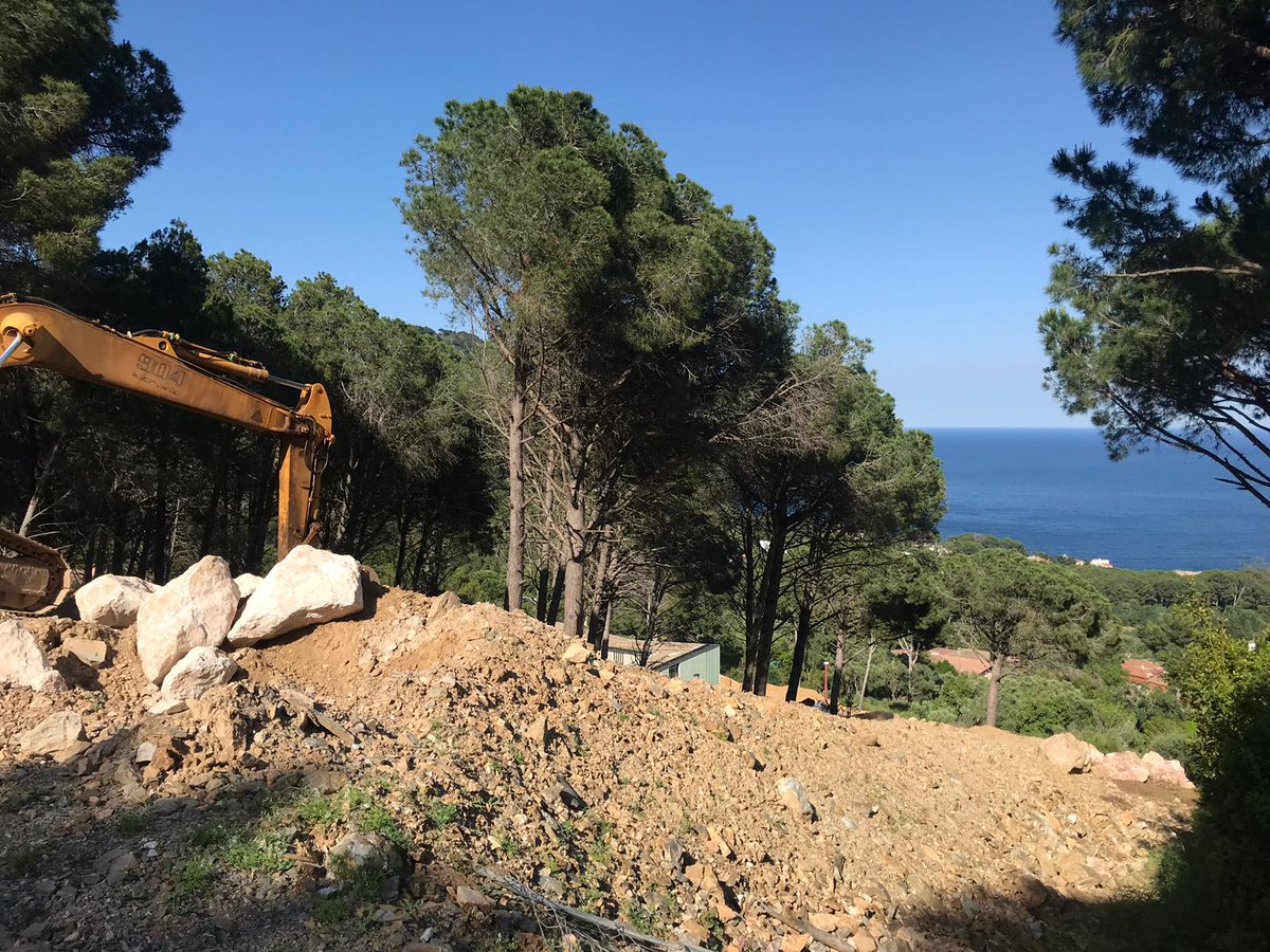 SOSAiguafreda's tweet photo. Les obres dels 33 habitatges nous a la zona de Montcal continuen sense pausa. Com també continuen a la Pedrera de s'Antiga (24 xalets), Sa Riera Living (52 habitatges) i d'altres paratges de Begur. Urgeix canviar de model territorial #Begur #CostaBrava https://t.co/bjcD5SKplV