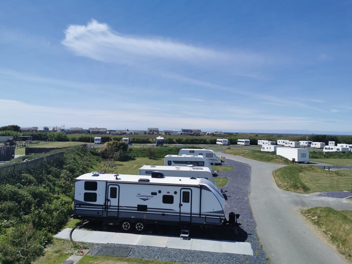 Mike and his team are still hard at work maintaining the park - look how great it’s looking! Well done everyone 👏☀️💙☀️👏
#dinllecaravanpark #dinasdinlle #visitnorthwaleslater #postponedontcancel #protecttourismjobs @BHHPA @HywelPlaidCymru @TourismsVoice @TourismJobs2