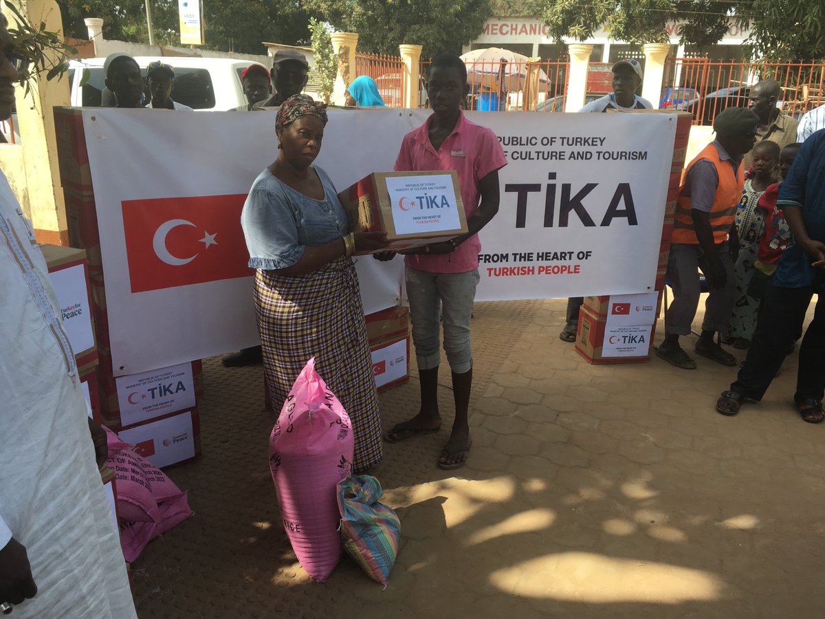 🇬🇲🇹🇷
We have started TİKA's food aid distribuition of 1750 packages for vulnerable people by delivering 250 packages to Brikama Area Council 
Thank you @BANJULBE <a href="/AreaBac/">Brikama Area Council (BAC)</a> and Governor Lamin Sanneh <a href="/tika_english1/">TİKA</a>

#TurKEYforPeace
#AllforaSmile
#COVID19Gambia 
#COVID19Pandemic